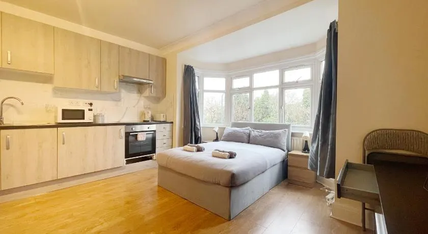 Large Cosy Property 15min from Central London - Image 1