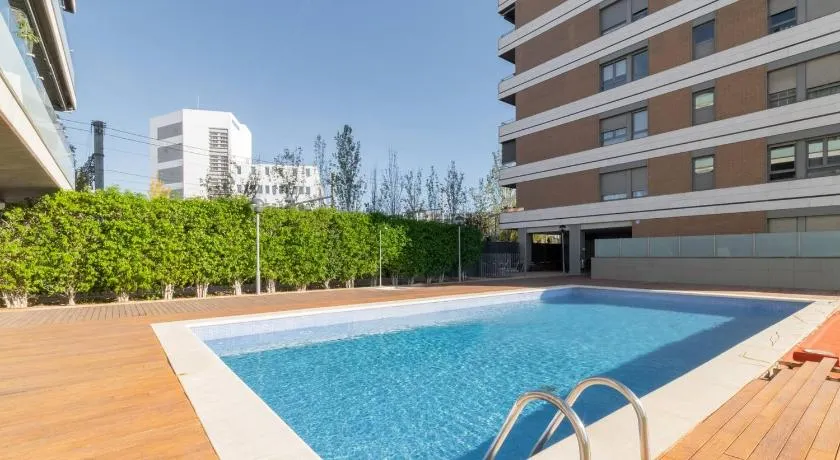 Penthouse with Private Terrace & Pool Access - Image 1