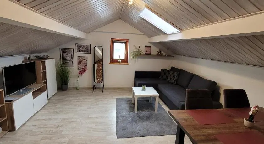 Kleine gemütliche Mansardenwohnung im Südosten Münchens - Image 1
