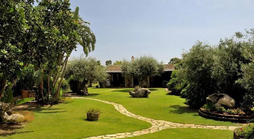 Villa Charlie se trouve à 100 mètres de la plage de Porto Giunco - Image 1