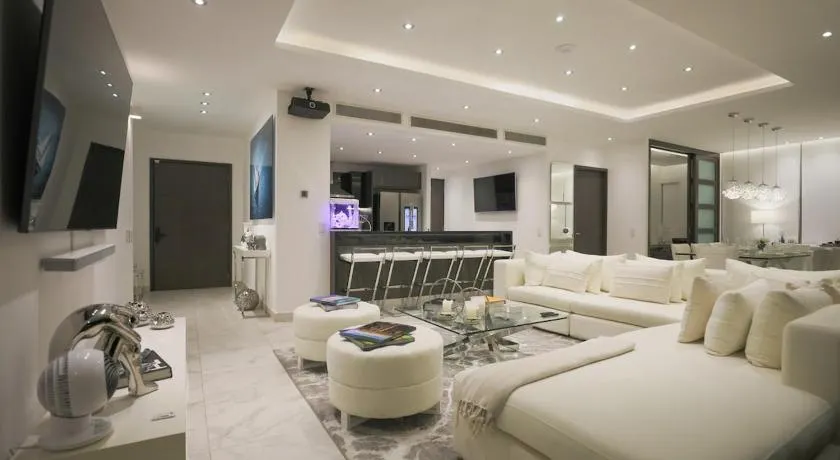 Luxury 3BR Apt, WiFi 1Gb, Laundry, Pools, Gym - Image 1