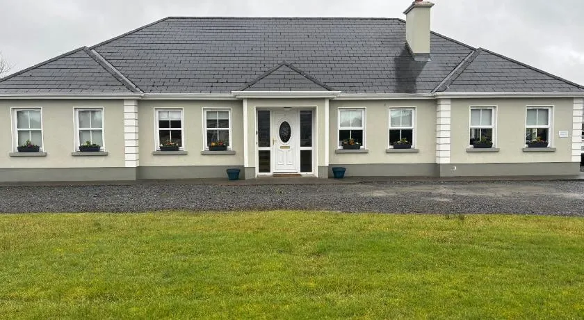 Albert Lock Bungalow 5 minute drive from Carrick - Image 1