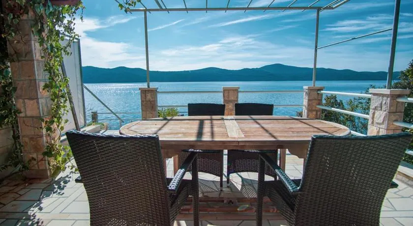3 Bedroom Beach House with private sea access - Image 1