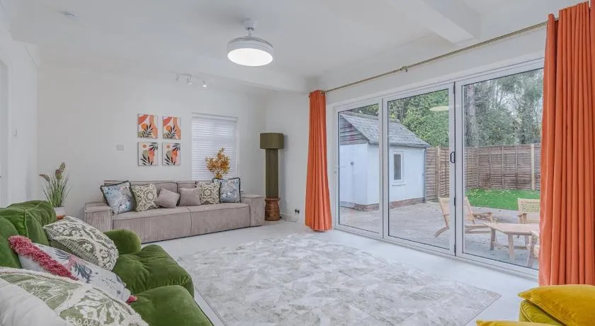 Modern 2-Bed Sleeps 5 Free Parking and Wifi near Stansted and London - Image 1