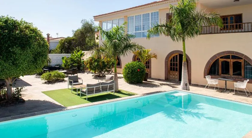 Private Villa with three separate apartments - Image 1