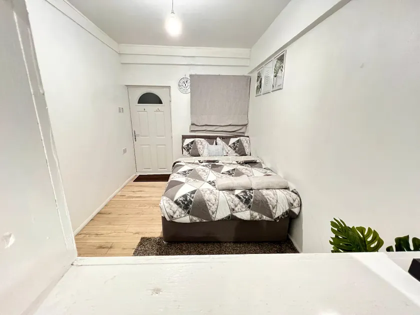 Stylish 2-Guest Studio with Netflix, Prime - FREE WIFI & FREE PARKING - Aroluchi Ville - Image 1