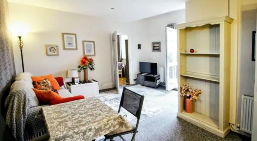 Seaford Snug - Image 1