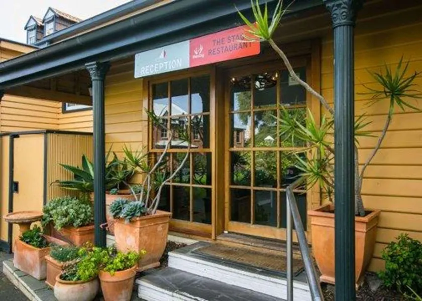 Seacombe House Motor Inn Port Fairy - Image 1
