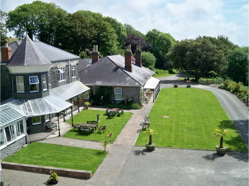 Broadway Country House - Image 1