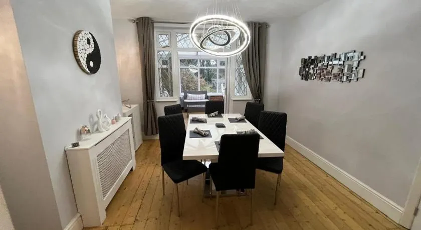 Comfortable, homely 4 bedroom property - Image 1