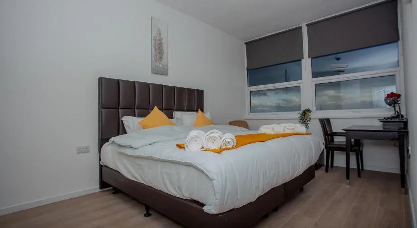 One Bedroom apartment Serviced apartment Smethwick flat 319 - Image 1