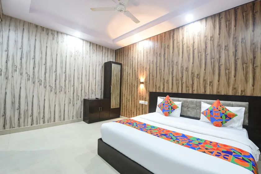 FabHotel Crown Residency- Near Lakhani Armaan Metro Station - Image 1