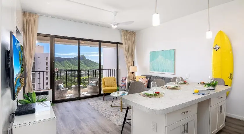 Ocean-view penthouse with pool, parking, & near Waikiki Beach - Image 1