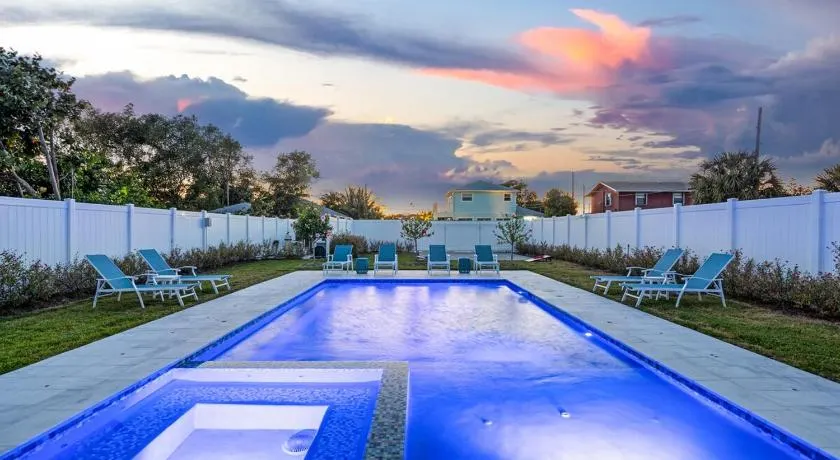 The Delray Twin Cottages Retreat 4 bedrooms Heated Pool and Spa Oasis - Image 1