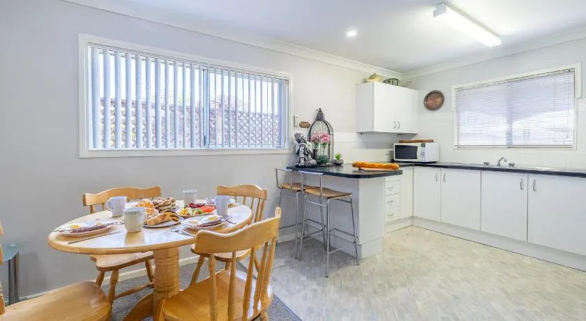 Lorikeet Retreat 2 Pet Friendly Air Conditioned Holiday House - Image 1