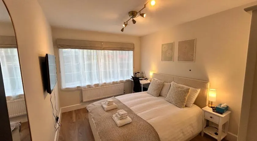 Room with private bathroom 5 min to Legoland & Windsor Castle - free parking and EV plug - Image 1