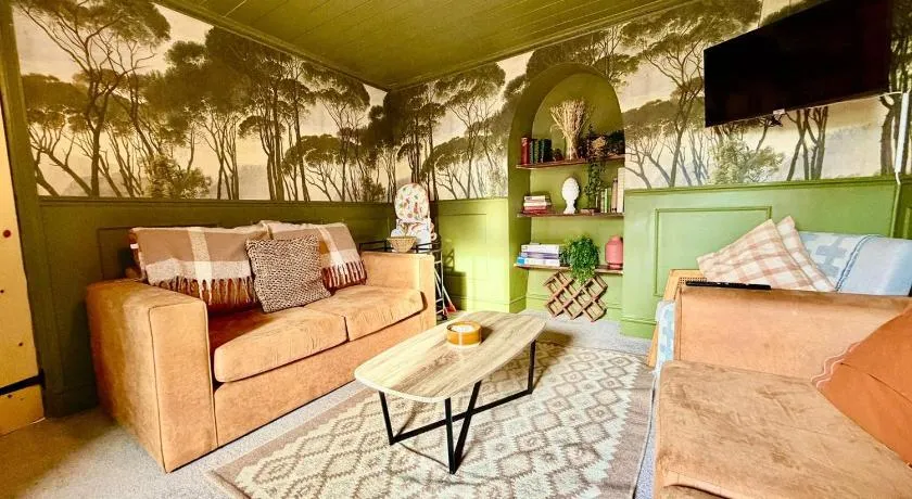 Style 3BR House Jameston | Garden | Near Tenby - Image 1