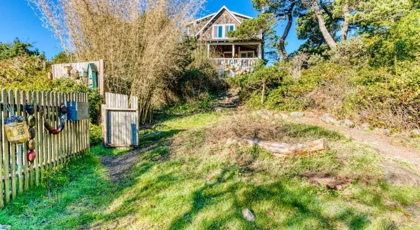 Private Hot Tub & Easy Access to the Beach - Dogs are Welcome - Image 1
