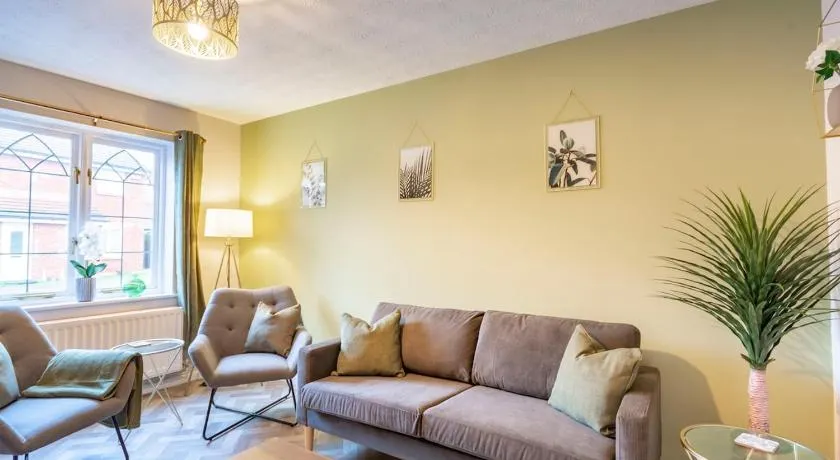 Modern 2-Bed Home with Free Parking Near Peak District - Image 1