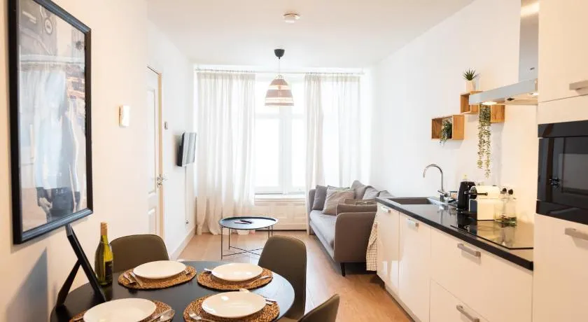 Canal View Apartment - Image 1