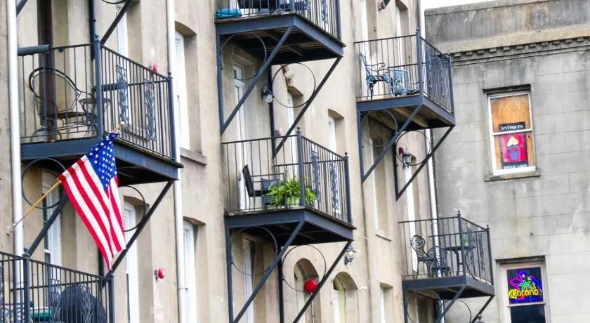 Lowden Suites with Balconies over River St and Private Parking - Image 1