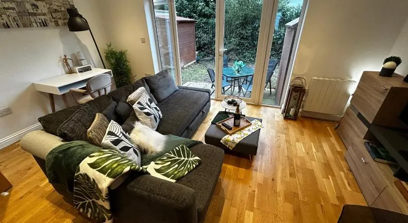 Secure 2BD Retreat: Modern Comfort in Privacy - Image 1