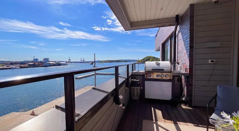 Unmatched Location - Front Row Fjord Apartment - 2 Bedrooms - Image 1