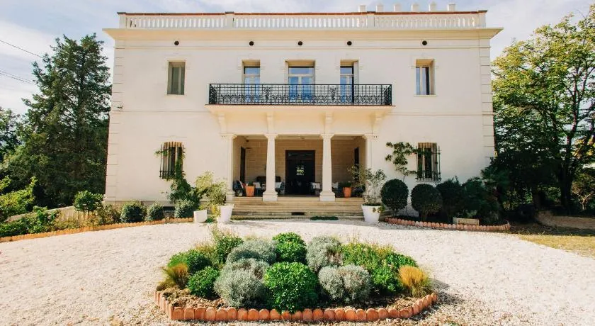 5 Bed Villa - Sleeps 10 - Pets - Pool - Parking - Image 1