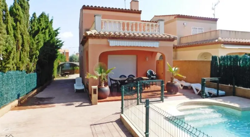 Agradable casa con piscina en Les Tres Cales - Image 1