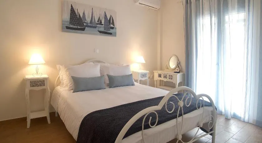 The Bluehouse - Spacious top floor flat with parking, by Mon Repos beach - Image 1