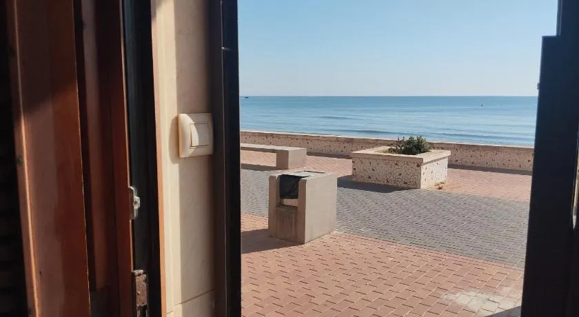 Apartamento en Primera Linea de Playa en Les Palmeres-Vistas al Mar-El Refugio del Mediterráneo - Image 1