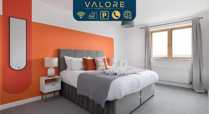 Luxury 2 bed, Central, Free Parking, Smart TV By Valore Property Services - Image 1