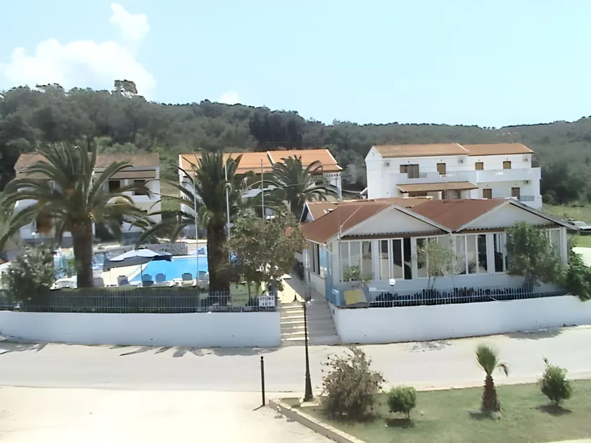 Tria Adelphia - Image 1