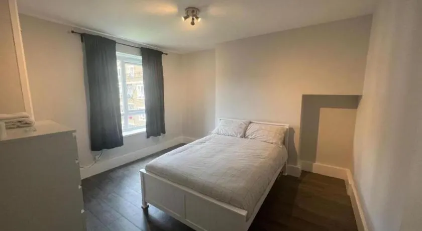 Room 4 minutes from Luton Airport - Image 1