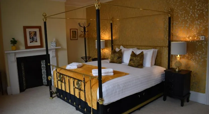 Carlton House - Spacious 4 Bed Victorian townhouse - Image 1