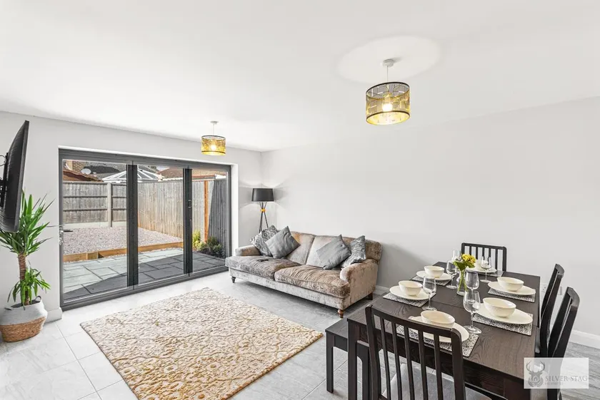 Elegant 5-Bed House with ample parking - Image 1