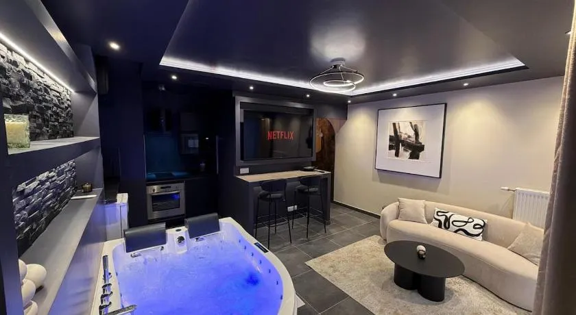 L'Écrin Beige - Immersive suite with private Jacuzzi - Image 1
