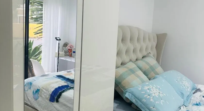 Premium Snooze Queen Bed Petite Room - Image 1