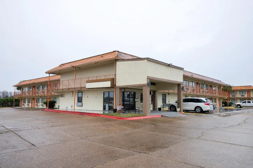 OYO Hotel Lake Charles Hwy 10 - Image 1
