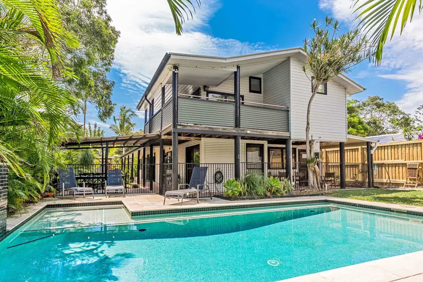 Bangalleys - beachside retreat with large pool - Image 1