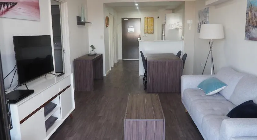 Lovely 2 Bedroom Serviced Apartment & Free Parking - Image 1