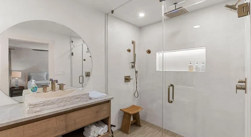 Wilmington Luxury Spa Retreat- Prime Location - Image 1