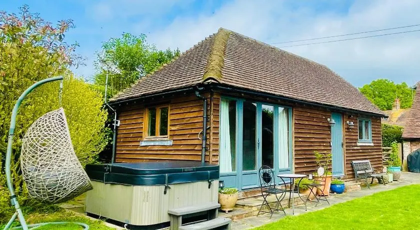 The Barn cottage with hot tub overlooking the lake - Image 1