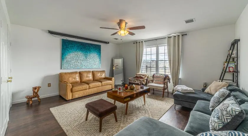 Huge 3BR Urban Gem just 3 miles to NYC plus Free Parking - Image 1
