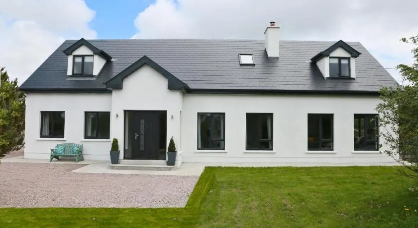 Luxury 6 Bedroom Spiddal Villa, Jacuzzi, Balcony - Image 1