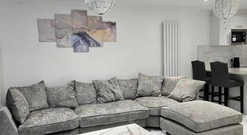 A stylish 3 bedroom house or Apartment in Greenhithe - Available for booking as individual Room or as a Whole apartment - 11mins walk to Greenhithe Train Station, 7 mins drive to Bluewater shopping mall - Image 1