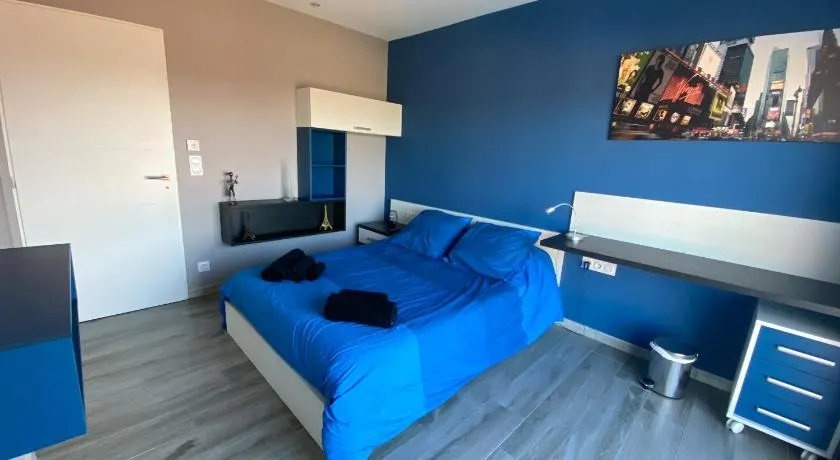 Blue Diamond Room - Image 1
