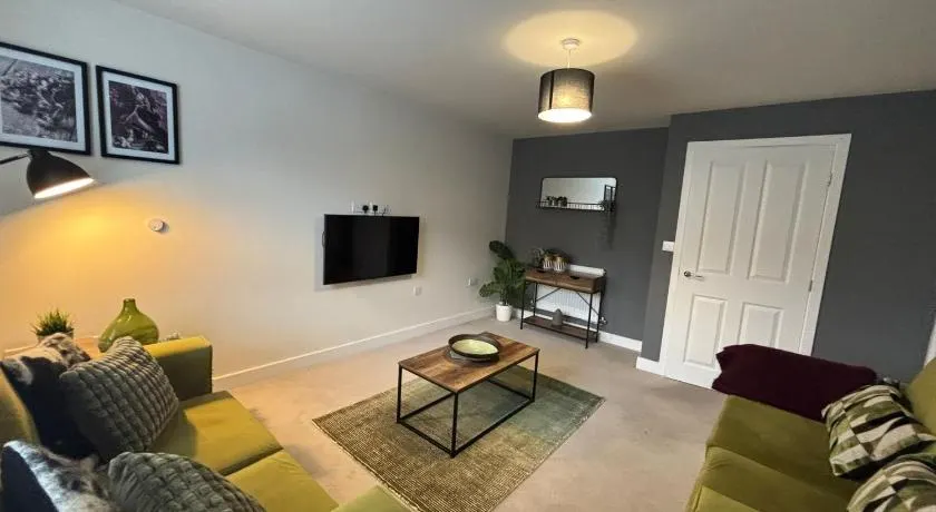 3 Beds with off-street parking for 2 cars, fast Wifi, sleeps 6 - Image 1