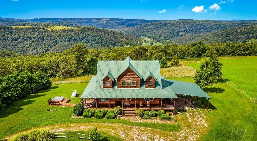 Lodge at OZK Ranch- Incredible mountaintop cabin with hot tub and views - Image 1
