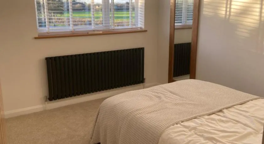 Comfortable Homestay by Earith Lakes - Image 1